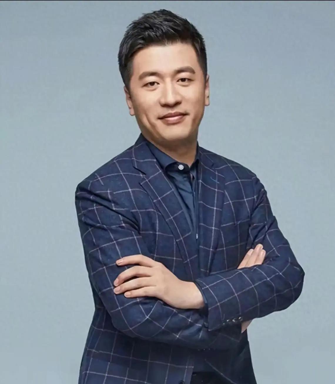 张雪峰去世后，他公司可能会有这两个结果：
第一，妻子李丽婧接替他主管。
妻子李丽