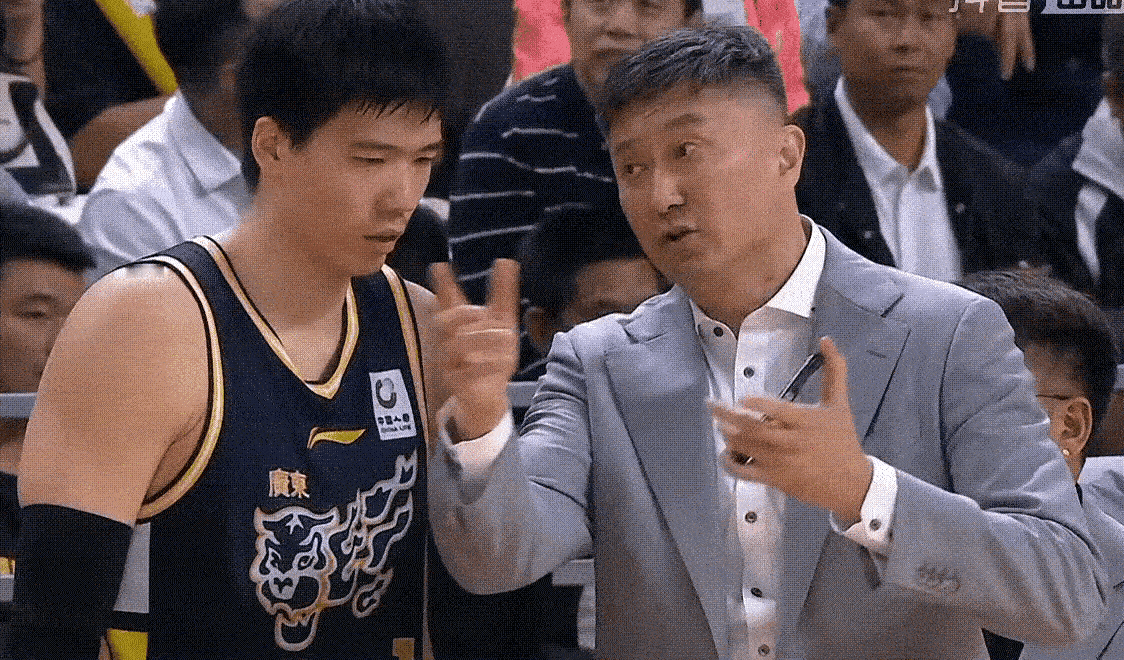 在主场被骂下课后
杜峰的执教风格有所转变。
所以说一切靠成绩说话。
你要说一支C