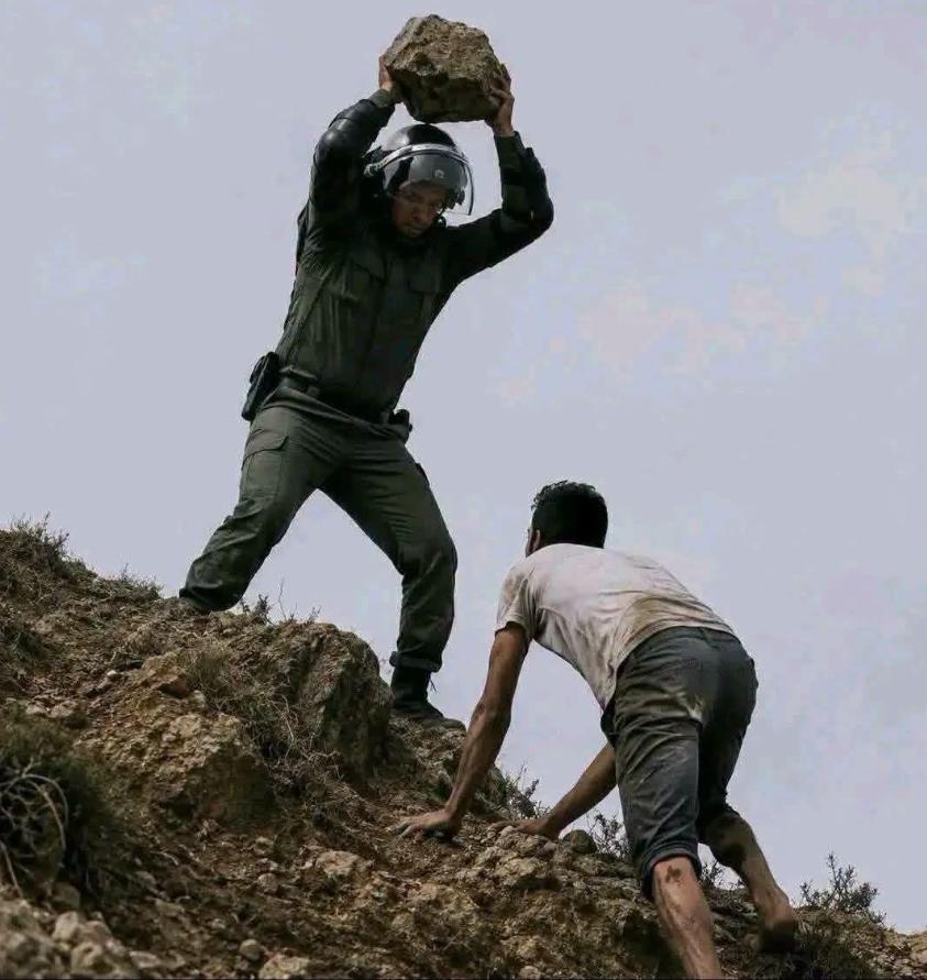 从摩洛哥偷渡到西班牙飞地休达的摩洛哥非法移民万万没有想到，西班牙的国民警卫队都没