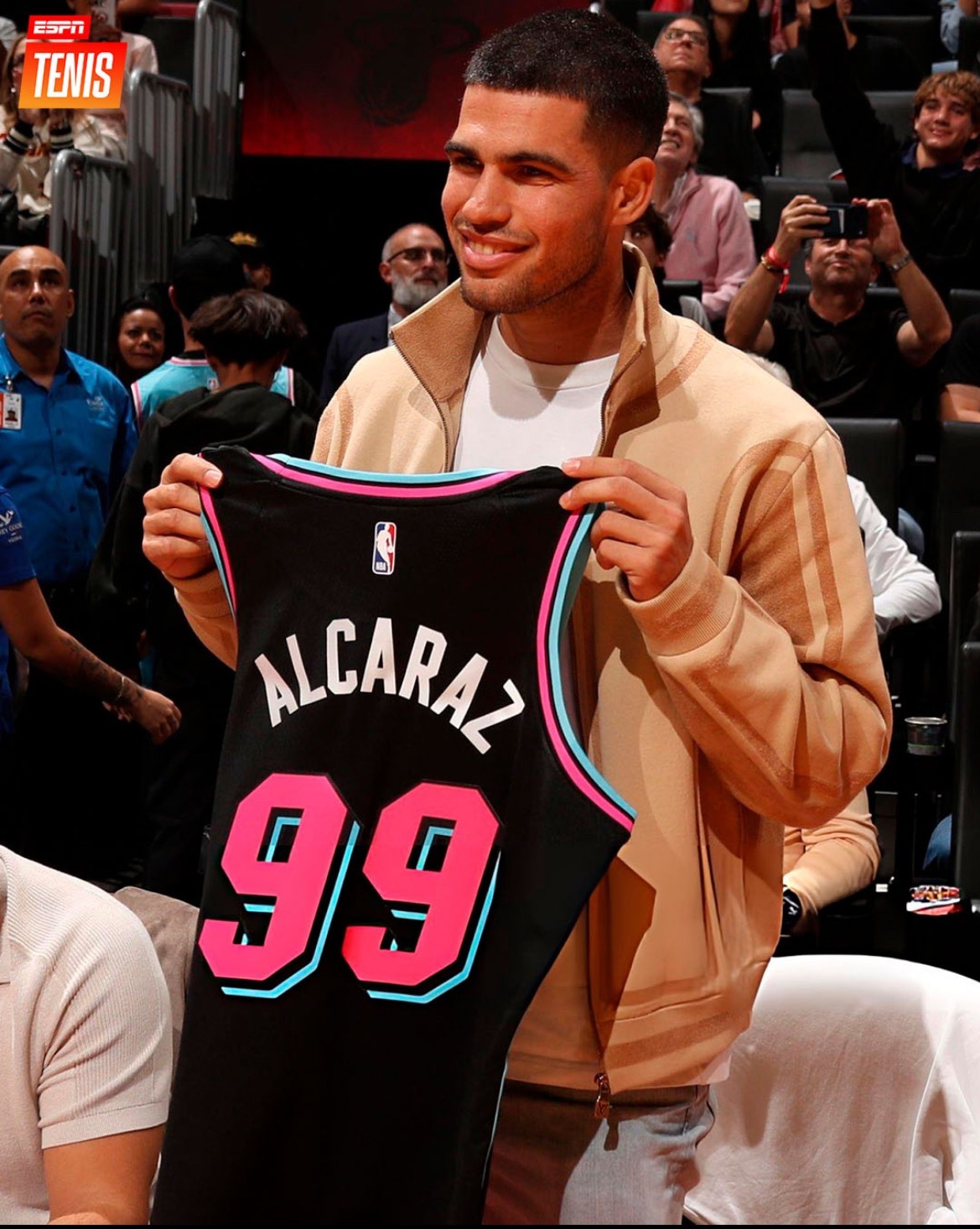 网球talking大会 阿尔卡拉斯获赠印有99号和自己名字的篮球背心👕🎽卡洛