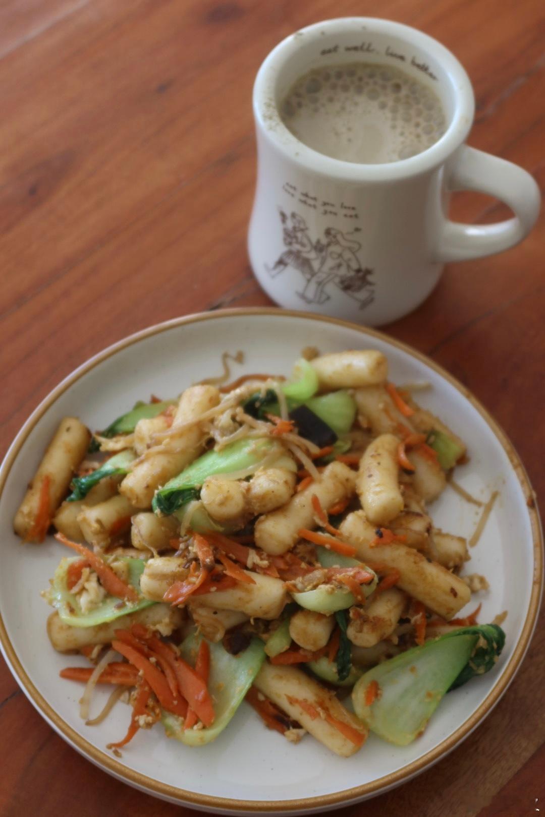 抗炎饮食day131✅无麸质饮食幸亏有米呀早午餐：焙茶椰奶拿铁、胡萝卜绿豆芽上海