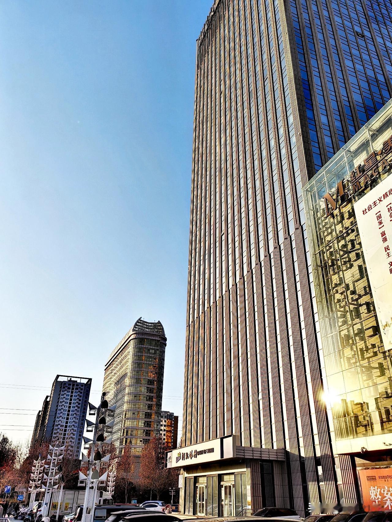 昨天的天气太好了，
下午去了裕华路锻炼。

通道口的蓝天阳光，
构成了一幅美丽的