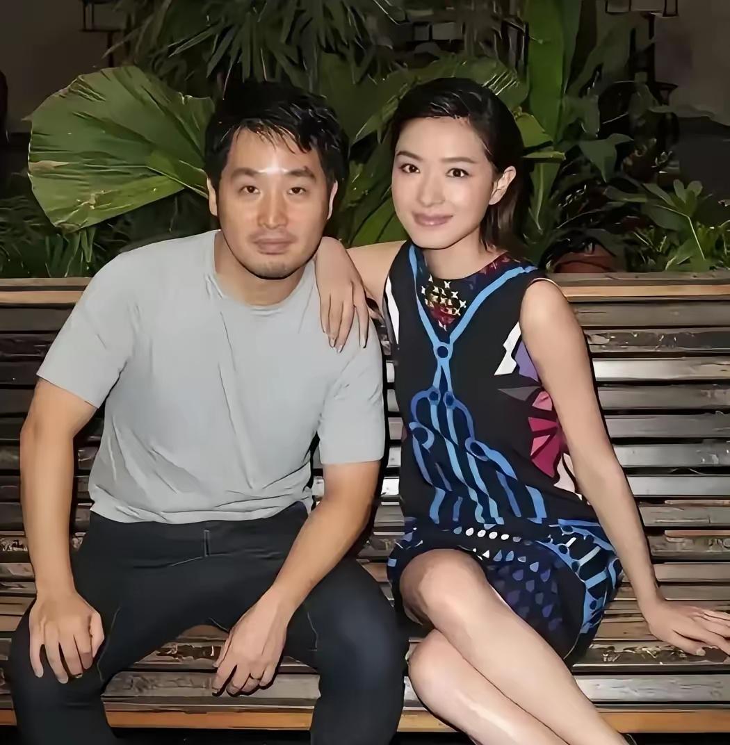 演员万茜，一只手搭到了这位男士的肩上，看起来很熟，万茜花容月貌，冰清玉骨，她身边
