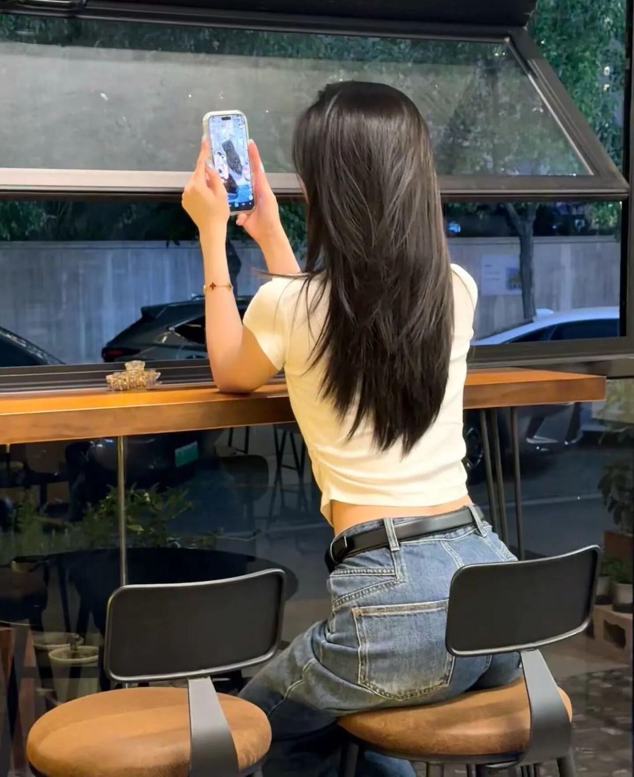 阳光洒进咖啡馆，记录美好时光
