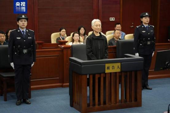 受贿1.17亿余元！如今，站在被告席上的李微微，身材瘦削单薄，满头的白发，早已没