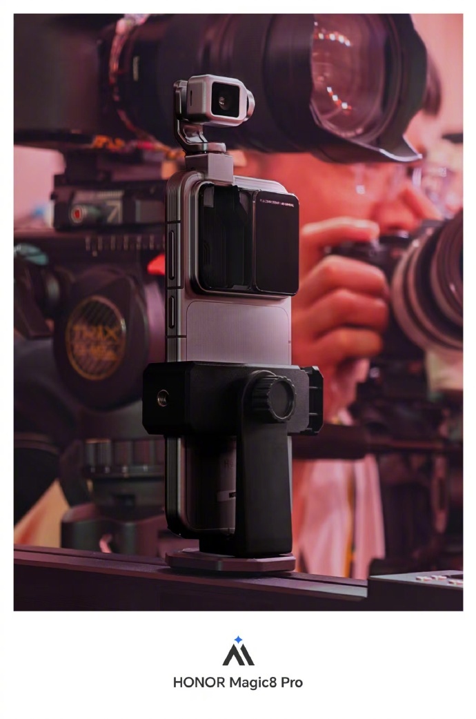 居然计划使用荣耀 ROBOT PHONE 进行影片拍摄，不由得生出几分期待。 