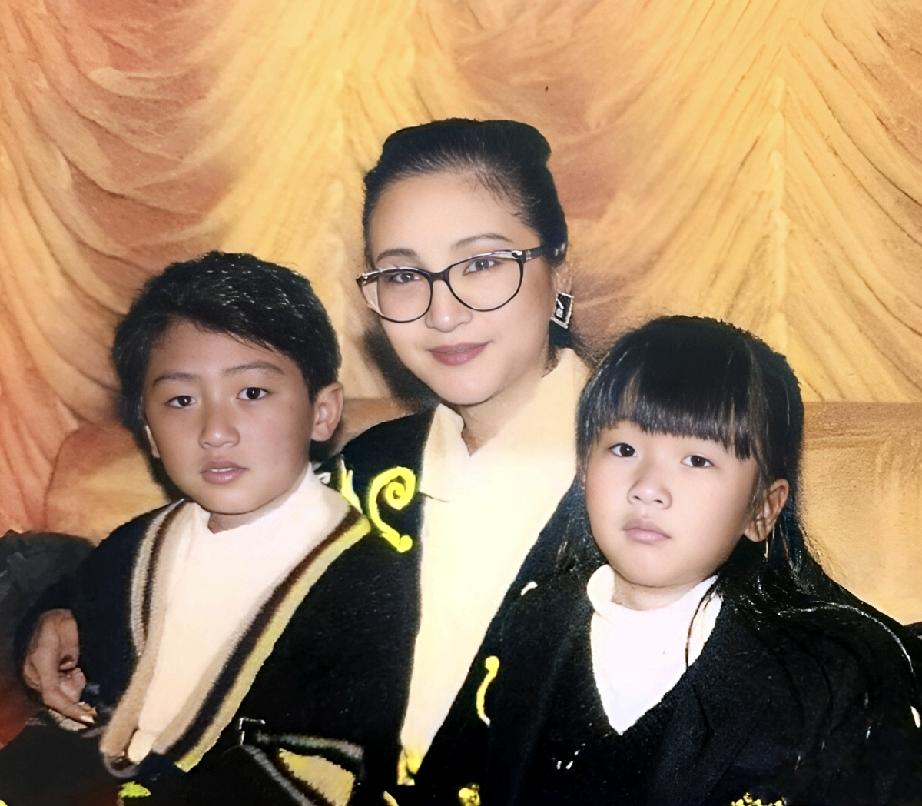 这张照片拍摄于1988年。
戴着眼镜的狄波拉和一双儿女同穿亲子装。
8岁的谢霆锋
