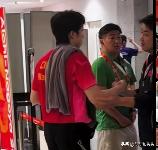 这才是后台的真相！不要被人带偏了！原来决赛结束后的后台，白告和小耶不仅握手了，还