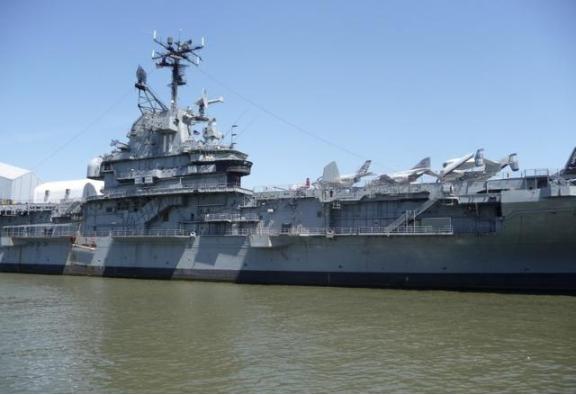 你知道一个航母日常需要多少的花费吗？山东舰编制几千人，食堂一天光是每天伙食费高达