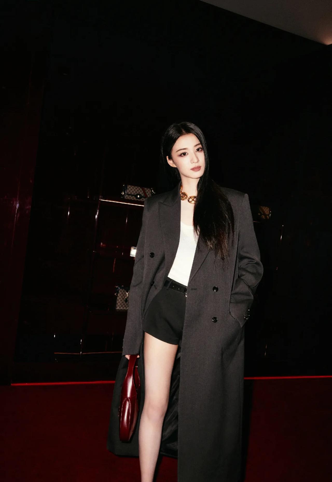 王楚然，杀疯了。昨天，王楚然出席活动时的妆造和衣着让许多网友为之折服。事实上，有