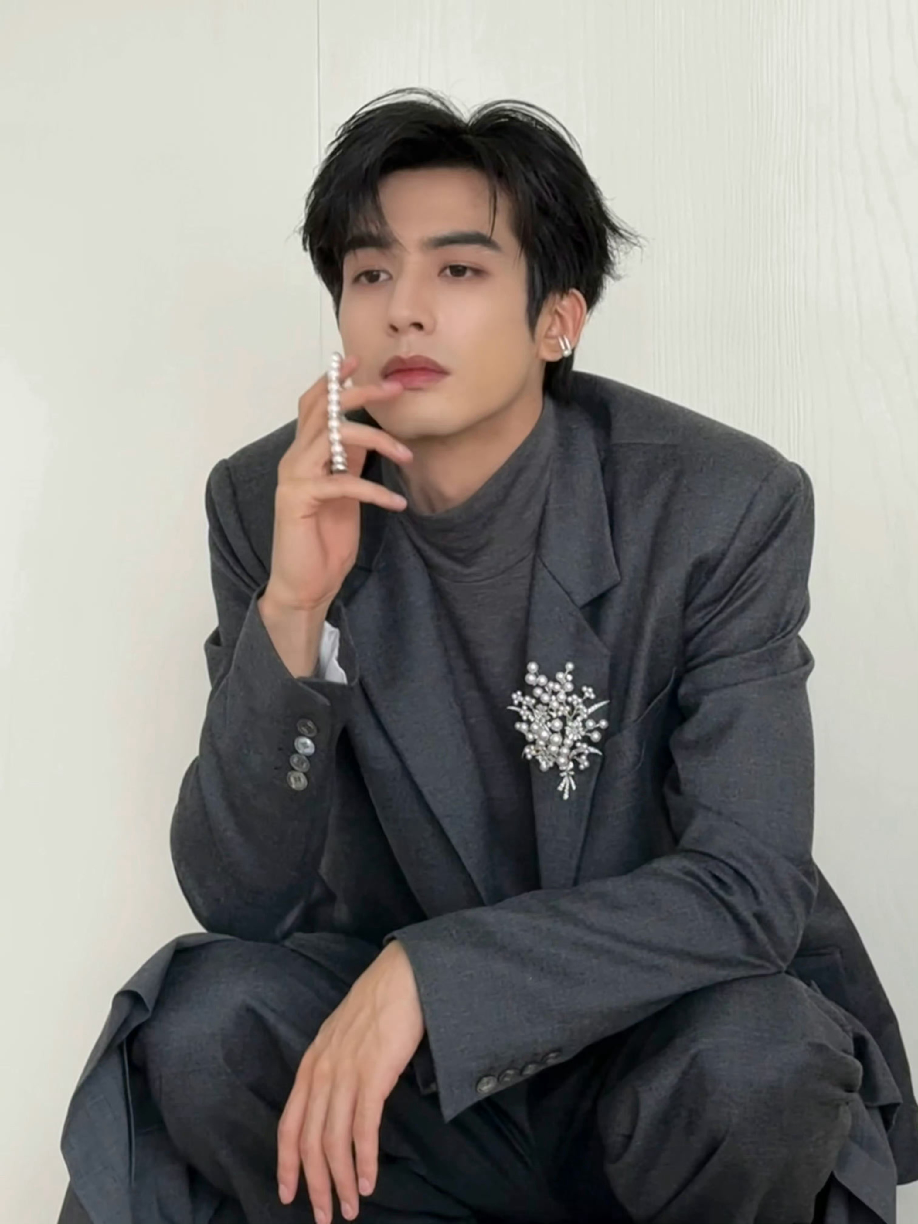 宋威龙 in MIKIMOTO 📸💎 今日出席新加坡活动造型，一身深灰色西服