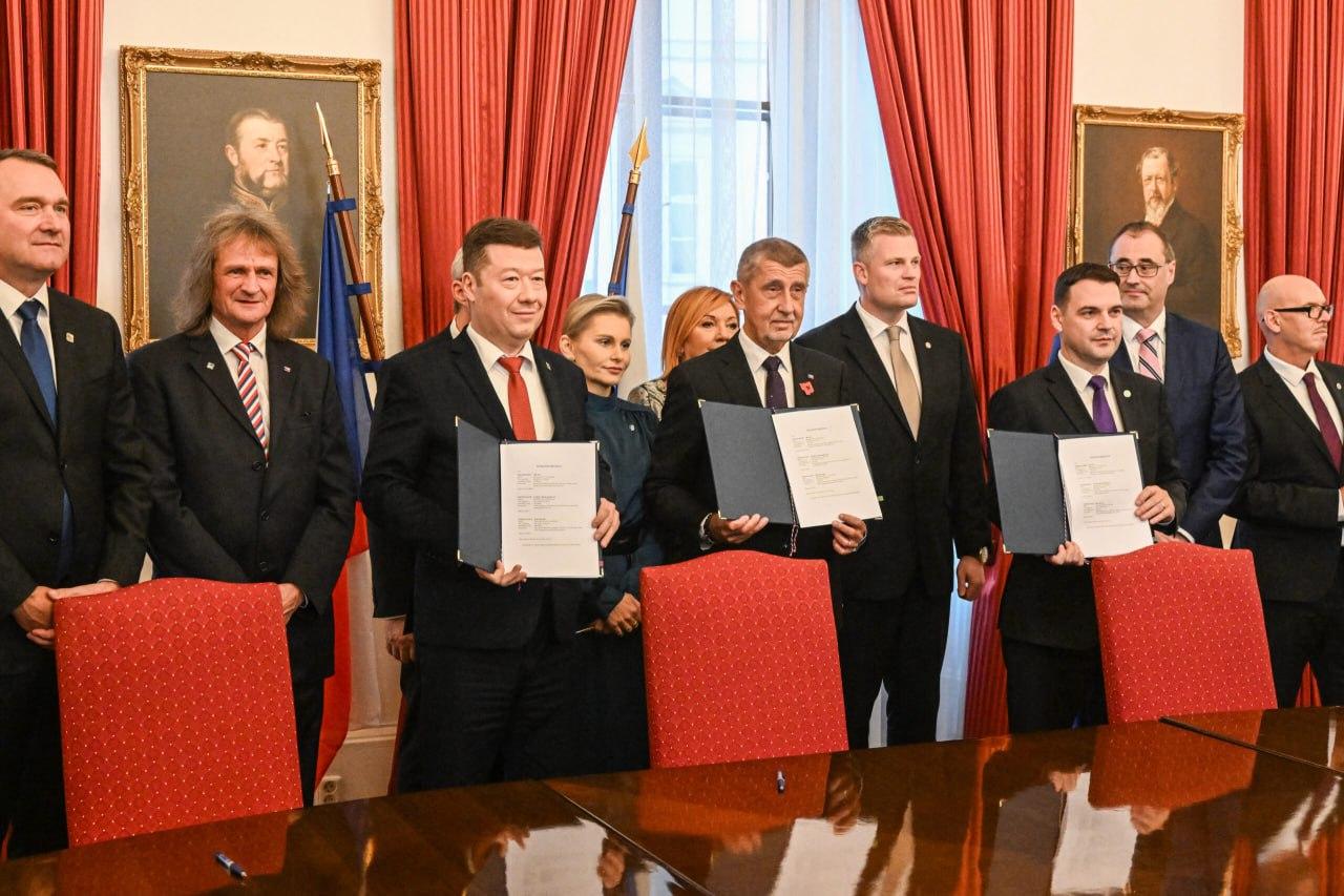 捷克总理巴比什领导的政府，在众议院信任投票中以108票赞成、90票反对的微弱优势