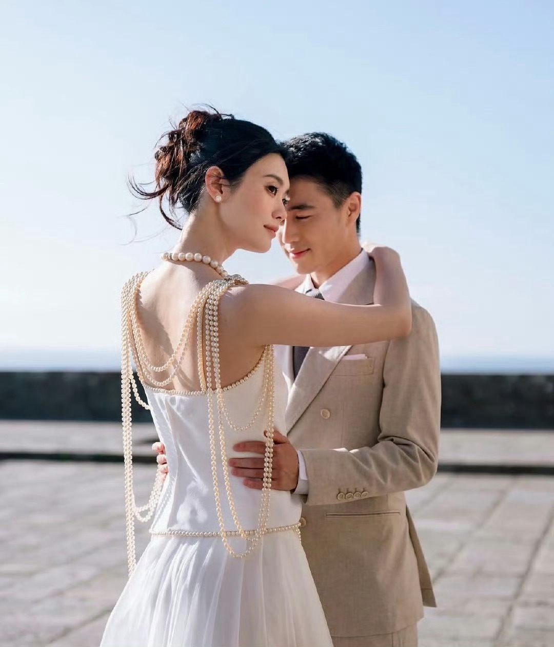 曝奚梦瑶婚礼摄影师140万一天这可是全球顶级摄影团队，而且这个费用是全部的，并非