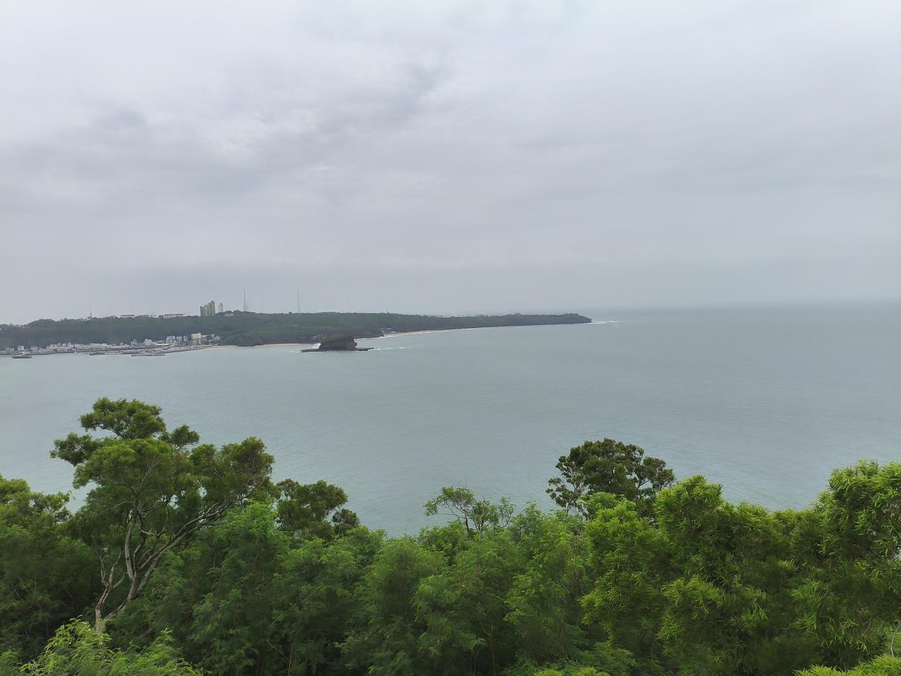 北海涠洲岛，还不错，值得一游，更适合晚在岛上住一晚上。
