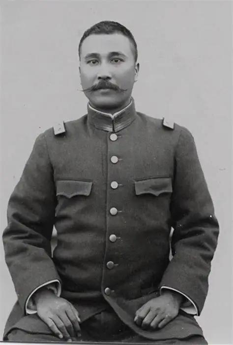 1878年，广东海丰，一个男婴落地。

谁也没想到，这个孩子长大后会给自己取字“