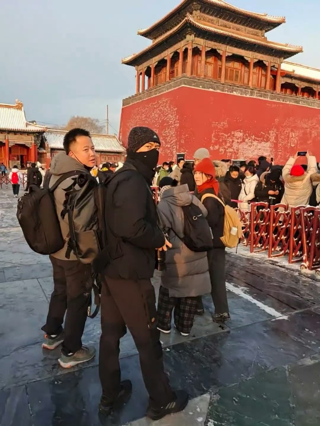 故宫偶遇李现偶遇明星都是路人的。网友们在北京故宫偶遇了拍雪景的李现～羡慕嫉妒恨说