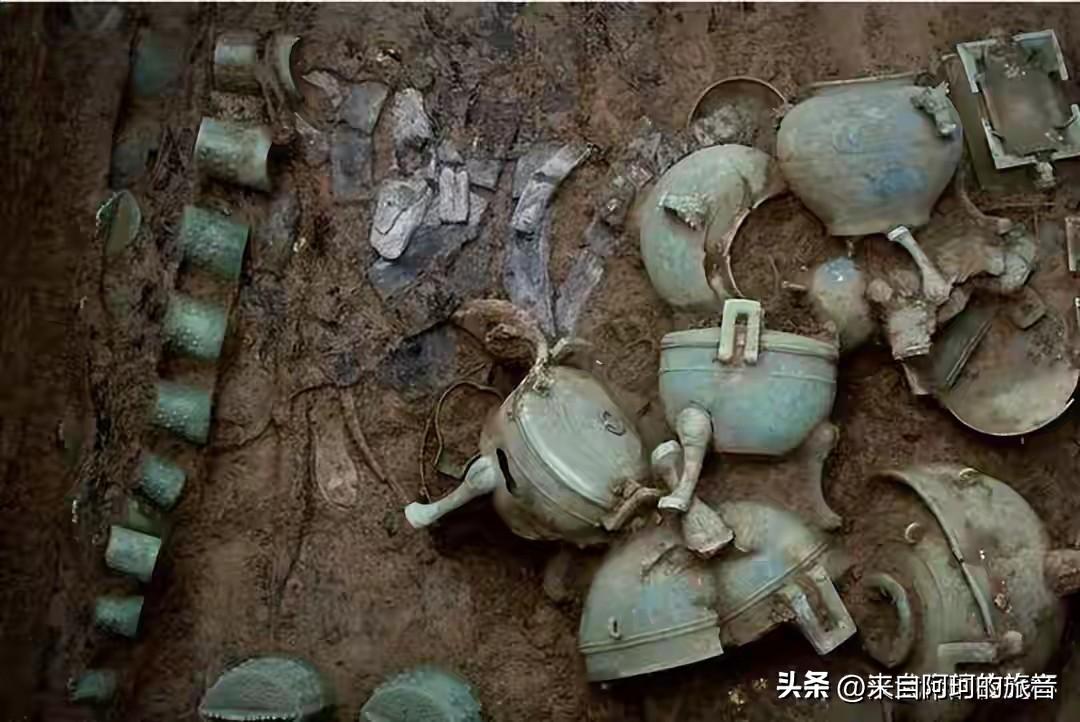 两伙盗墓贼，大半夜的在一个坟头上碰面了。这不是小说开头，是2024年12月河南潢