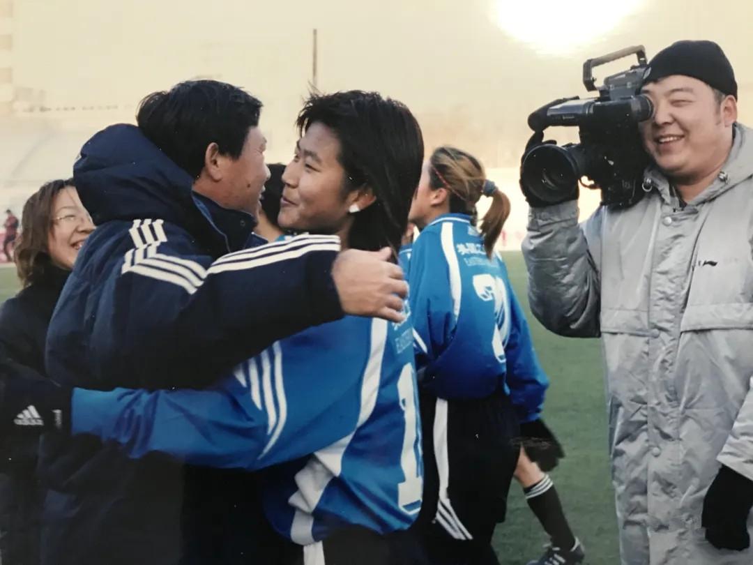 大连足球史上今天：2008年实德女足首夺女超冠军 韩端+李锡财获奖
大连实德女足