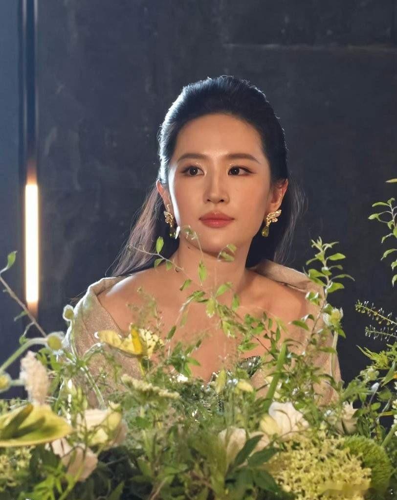 85花两大顶流刘诗诗、刘亦菲生图状态，完全是两种不同美感，根本没法比高低，你更吃