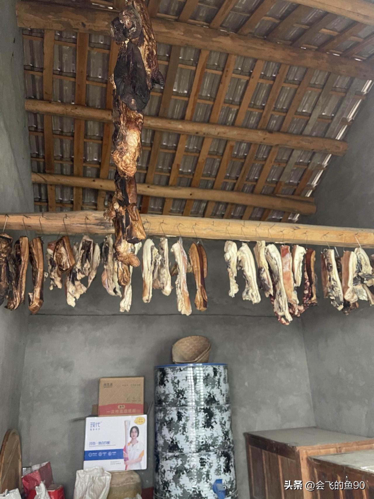 集卡领红包乡村的亲戚真是富裕，这年猪肉挂满了木梁，关键这肉是真正的粮食猪肉，有小