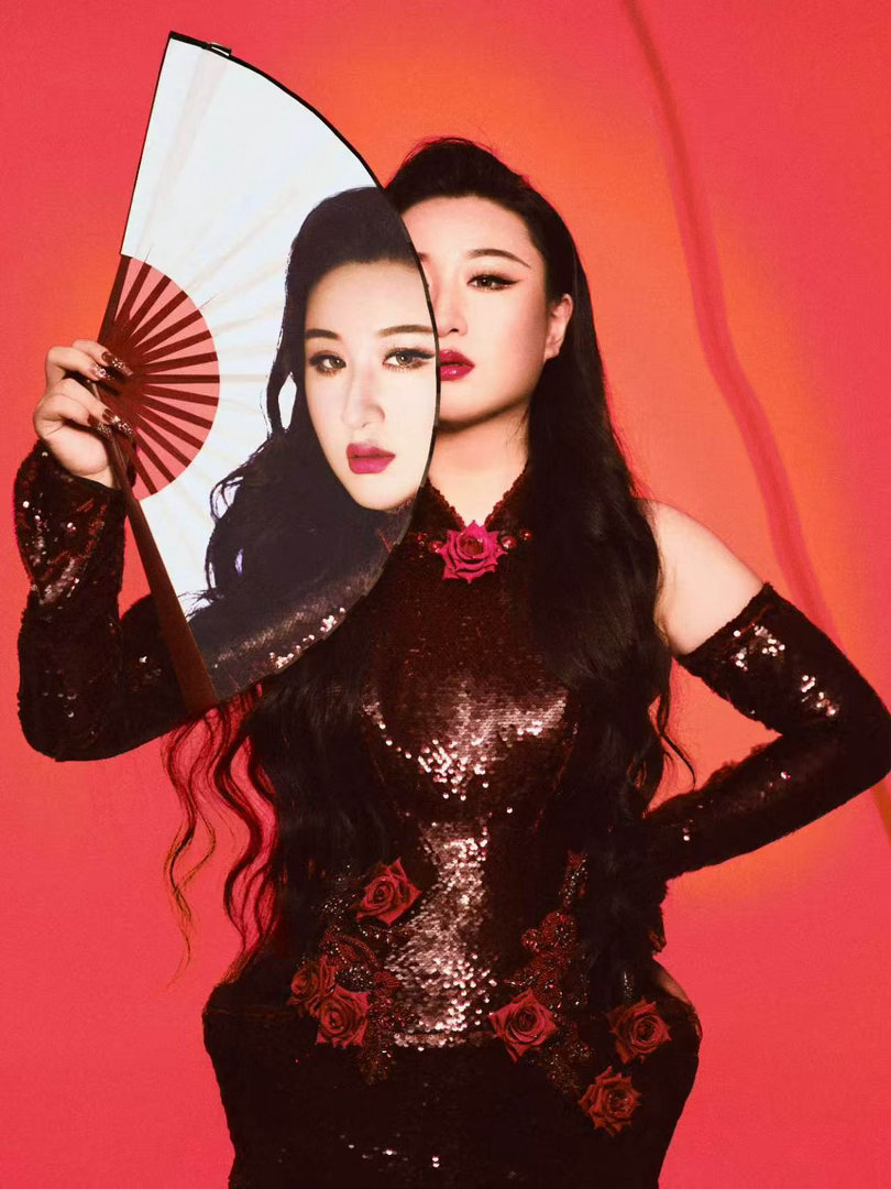 浓郁精致的妆容，放大了锤娜丽莎五官优势，浓妆艳抹却一点不艳俗，自带大女主气场，表