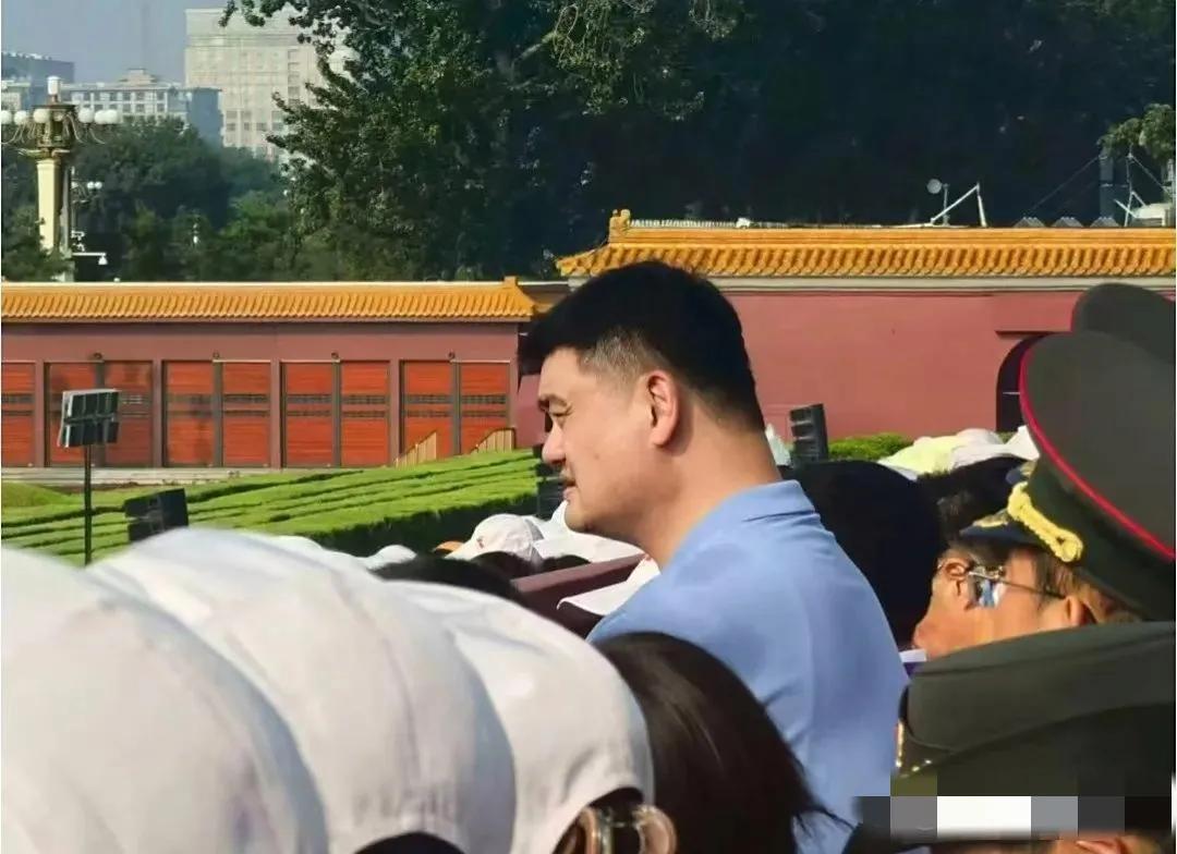 今日阅兵现场最高的人：姚明现场观看阅兵，热得全身汗湿，他这身高一挡一大片，坐他后