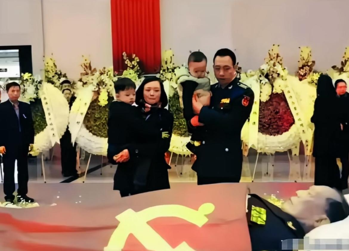 2017年2月15日，抗洪名将董万瑞的遗体告别仪式在南京举行，老战友、抗洪老兵、