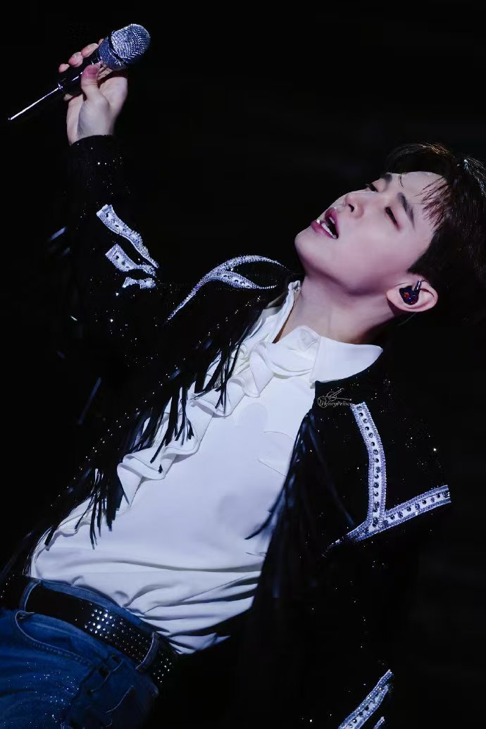 东方卫视发了8条刘宪华纯享 东方卫视超爱刘宪华，8条纯享视频来袭，他舞台掌控力超