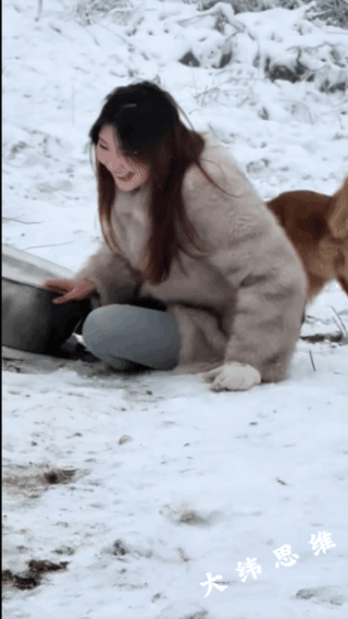 摔了也高兴，
玩的就是开心！