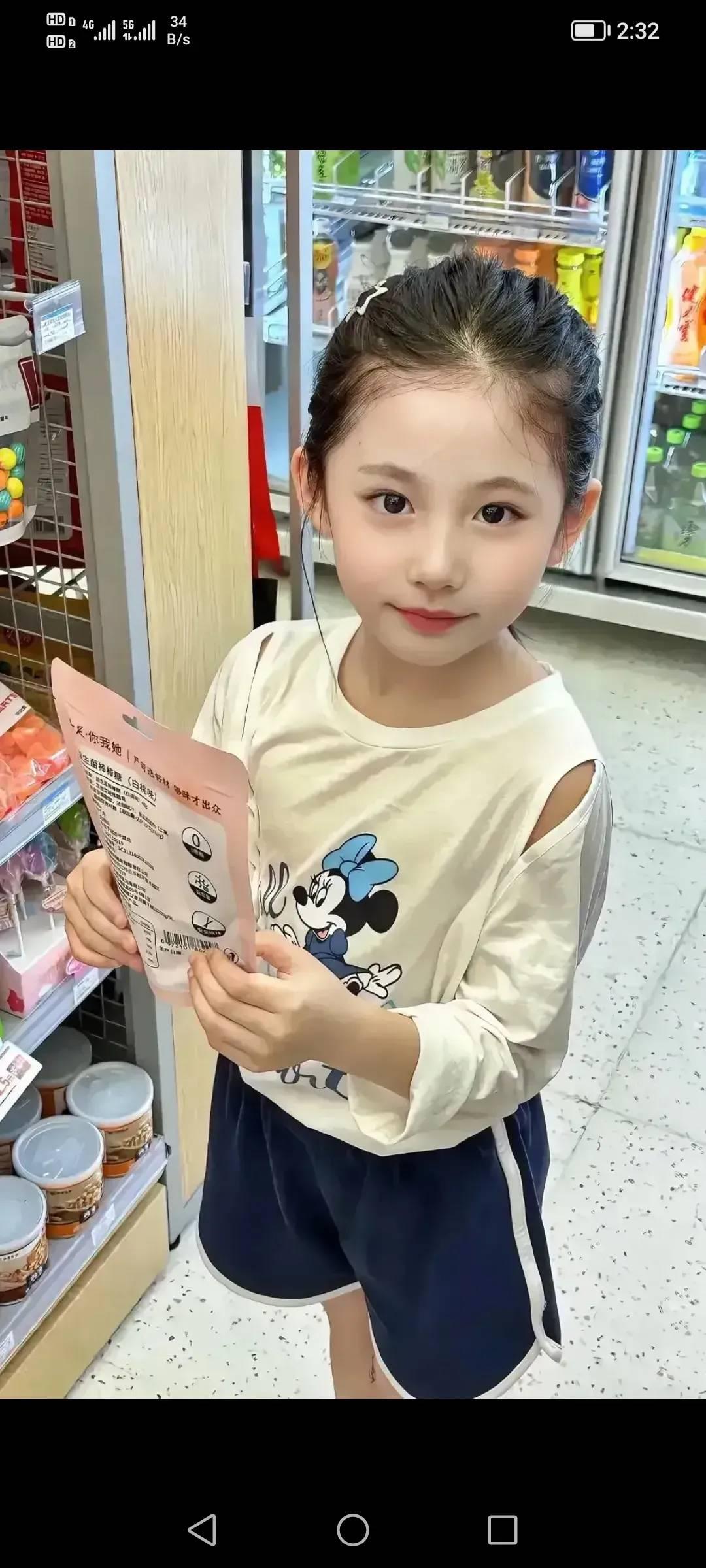 让我回忆起1998年去广州，早上吃早茶的场景，墙上有字画，服务员推小车，有各种可