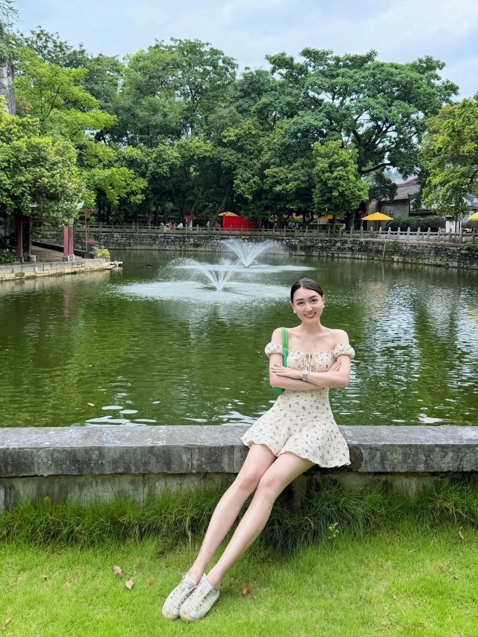 一抹春光～～ 漫步靖江王府，古树碧水亭台相映，一步皆是百年古韵，穿小裙...