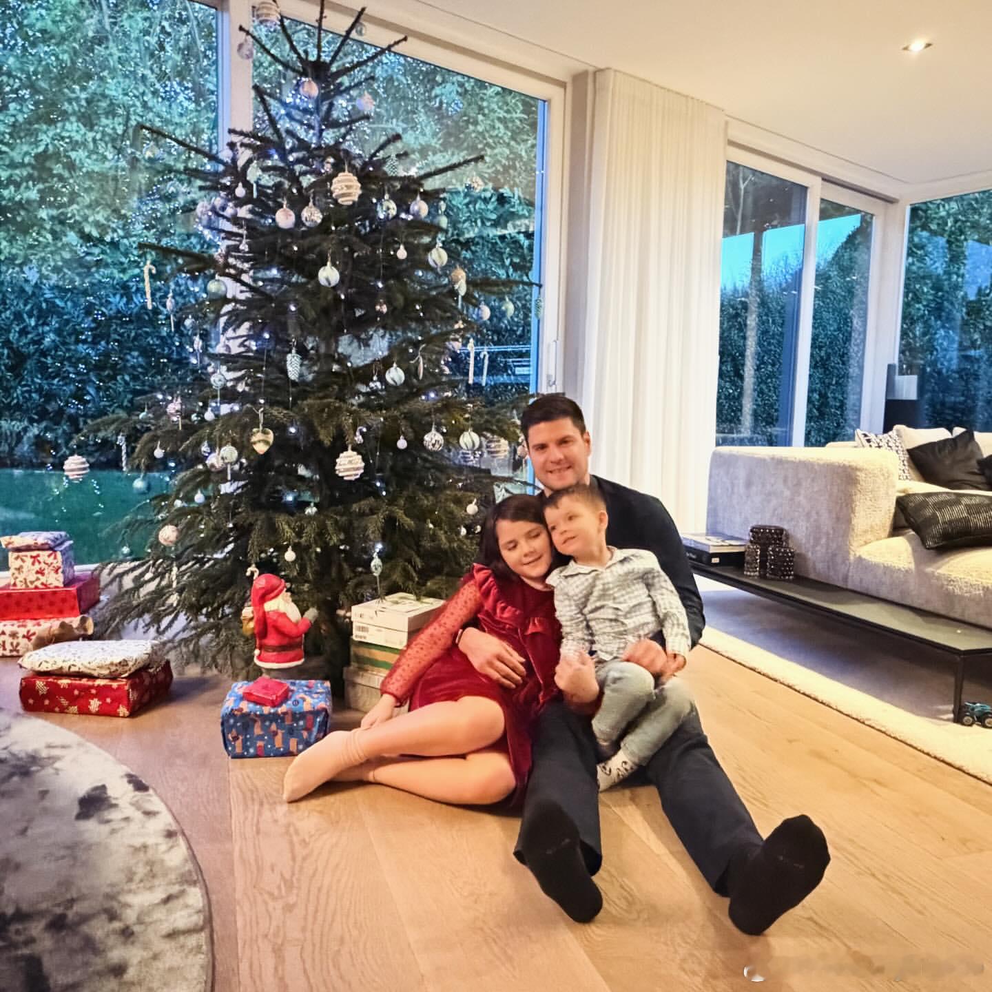 奥恰洛夫：祝大家圣诞节快乐🎄🎁❤️ 