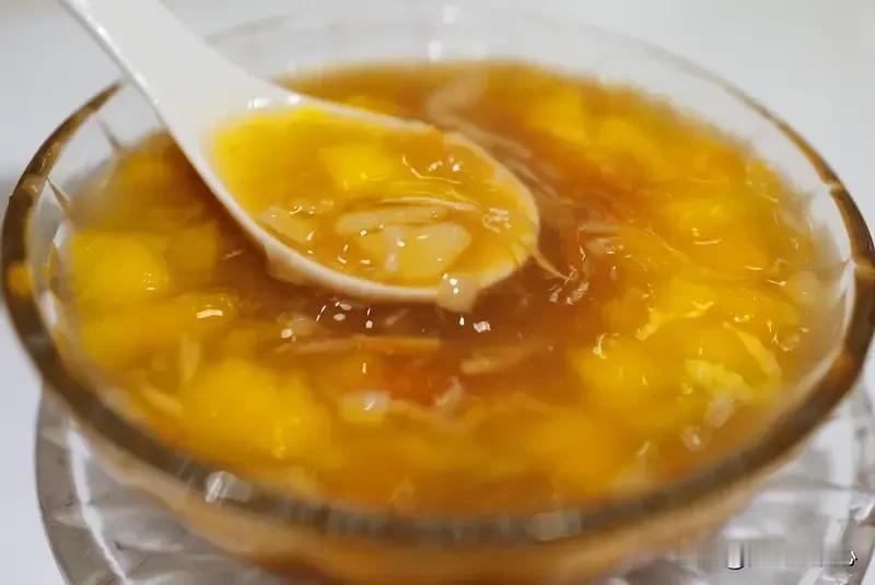 低血糖的危害。
多年前我接诊过一位60岁的老年患者，长期受慢性病的折磨，身体状况