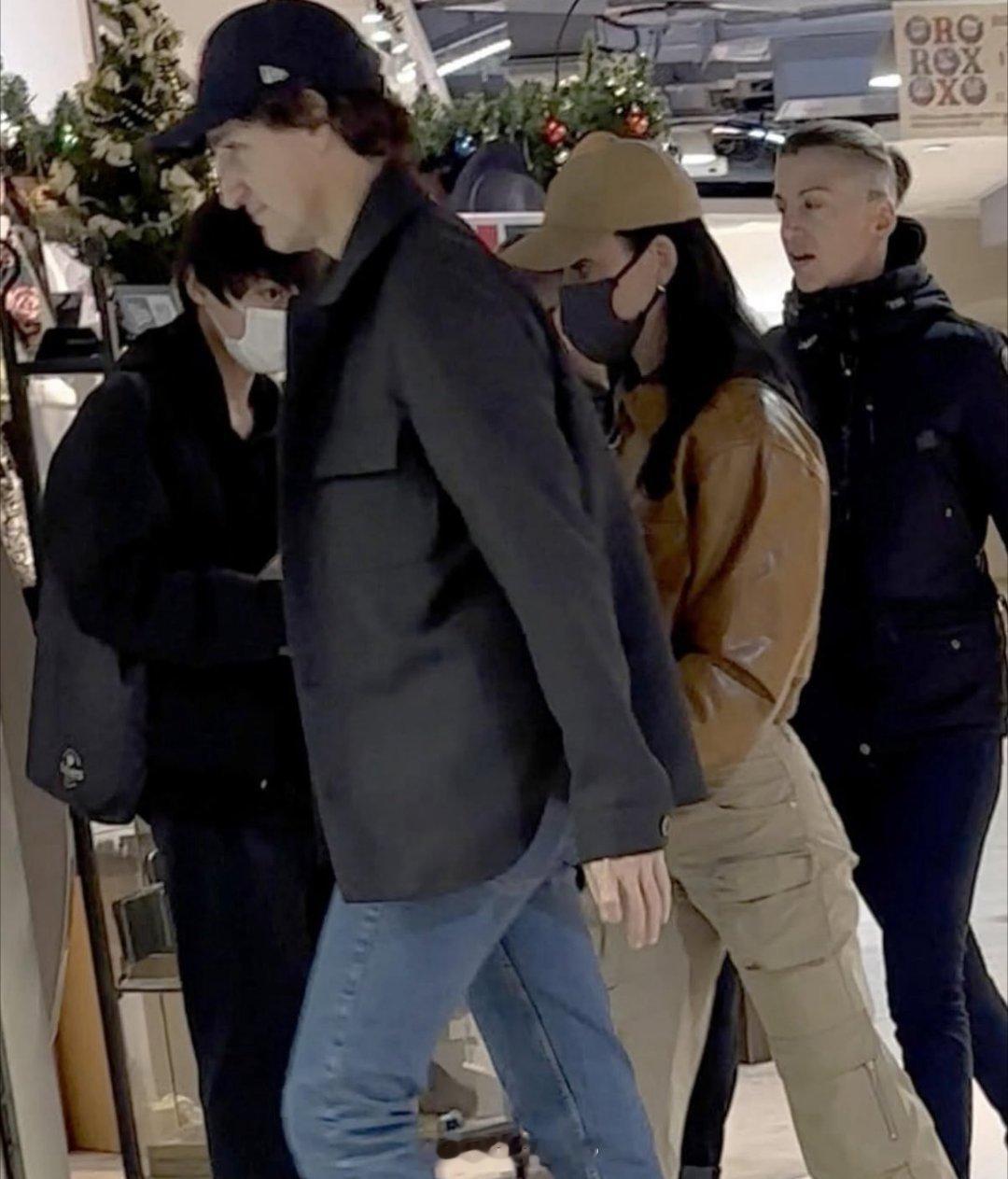 加拿大前总理特鲁多与凯蒂·佩里访问日本，岸田文雄与他们会面合影。 