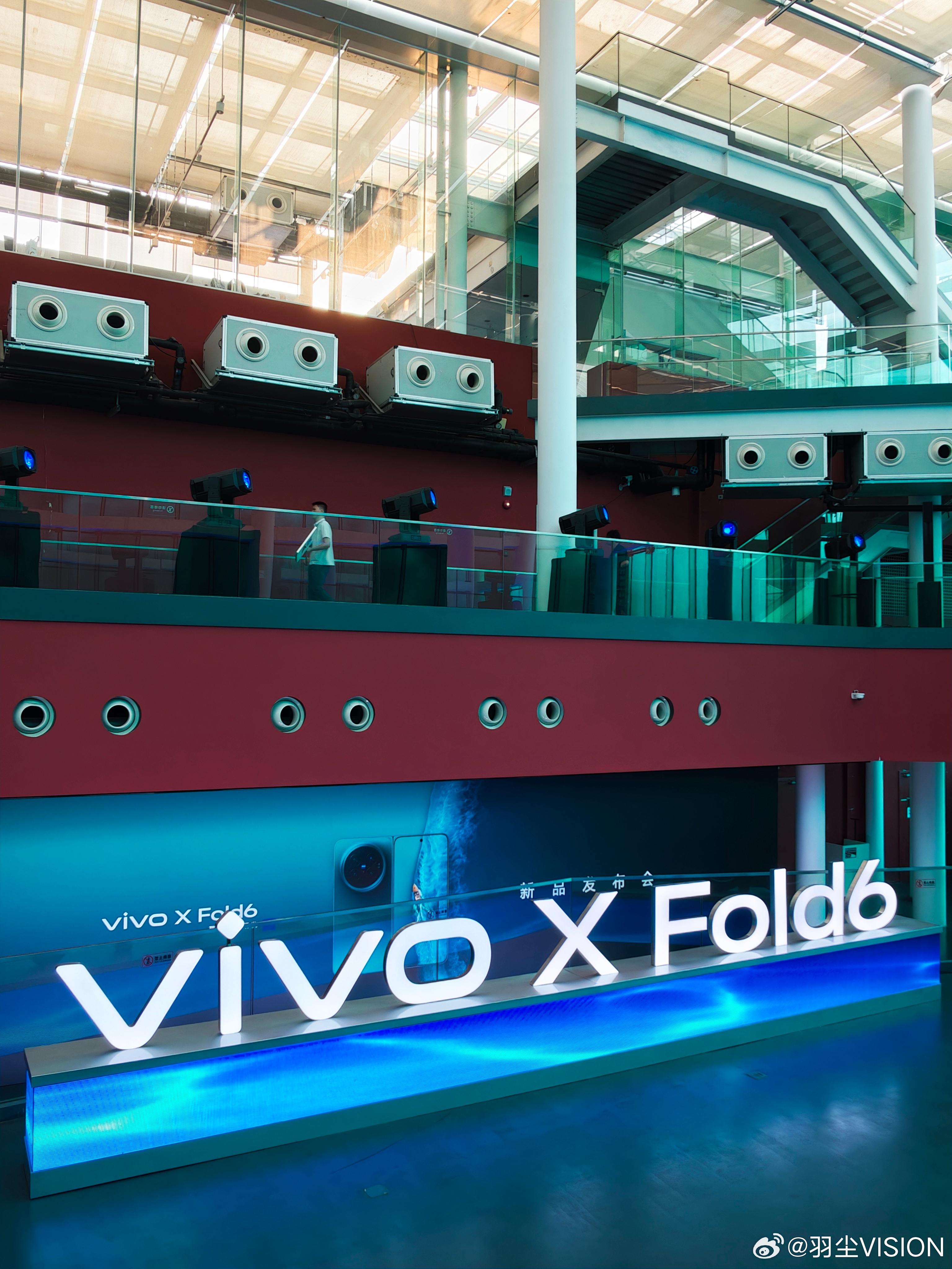 到达X Fold6发布会现场，这次蓝厂直接把西安艺术中心变成了「蓝洞」同款配色 