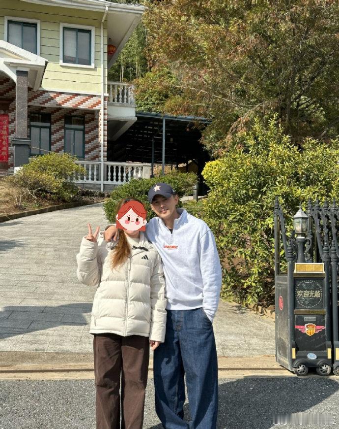 叶祖新合照 想过了官宣没想到是亲戚 从AI合成到官宣恋情，网友把剧本都猜了个遍，