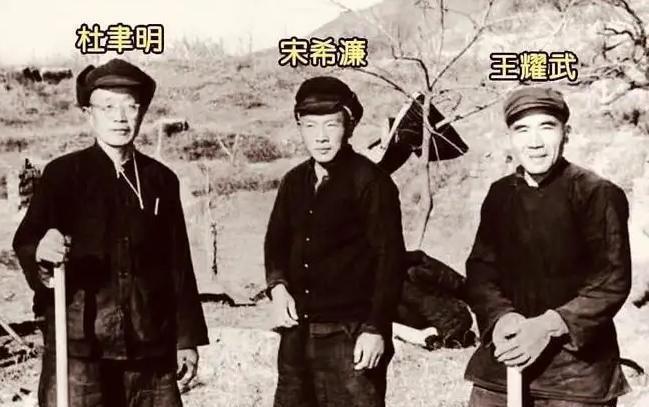这场历史上规格极高的战役，兵团司令亲自率领将军们冲锋，连军统人员都直接参与了敌前