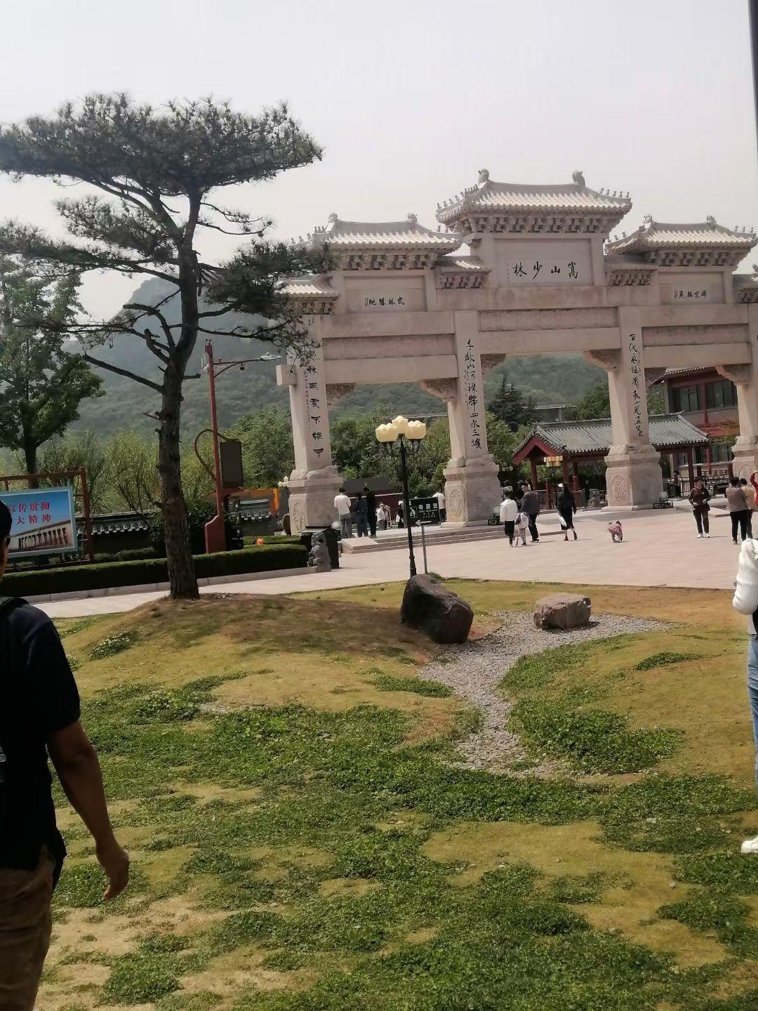 真心话茶局赴嵩山之约，踏千年少林。石坊立山间，古柏映红墙，大雄宝殿藏着禅武底蕴。