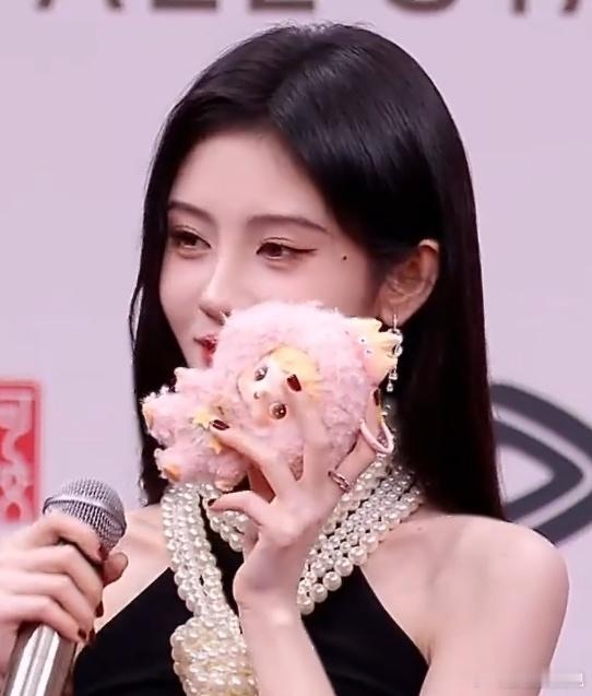 鞠婧祎来战剧组红毯鞠姐的剧基本上都是在爱奇艺播出，这是首次以个人身份参加星光大赏