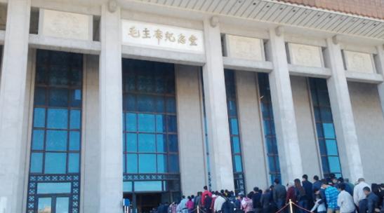 胡乔木视察毛主席纪念堂后，提出两点建议，引得党中央高度重视

1976年9月9日