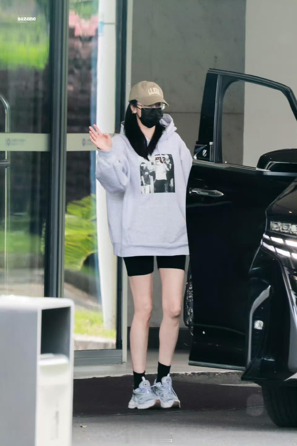 迪丽热巴腿部肌肉线条哇，和上次完全不一样欸，肌肉线条好健康，热巴你美 