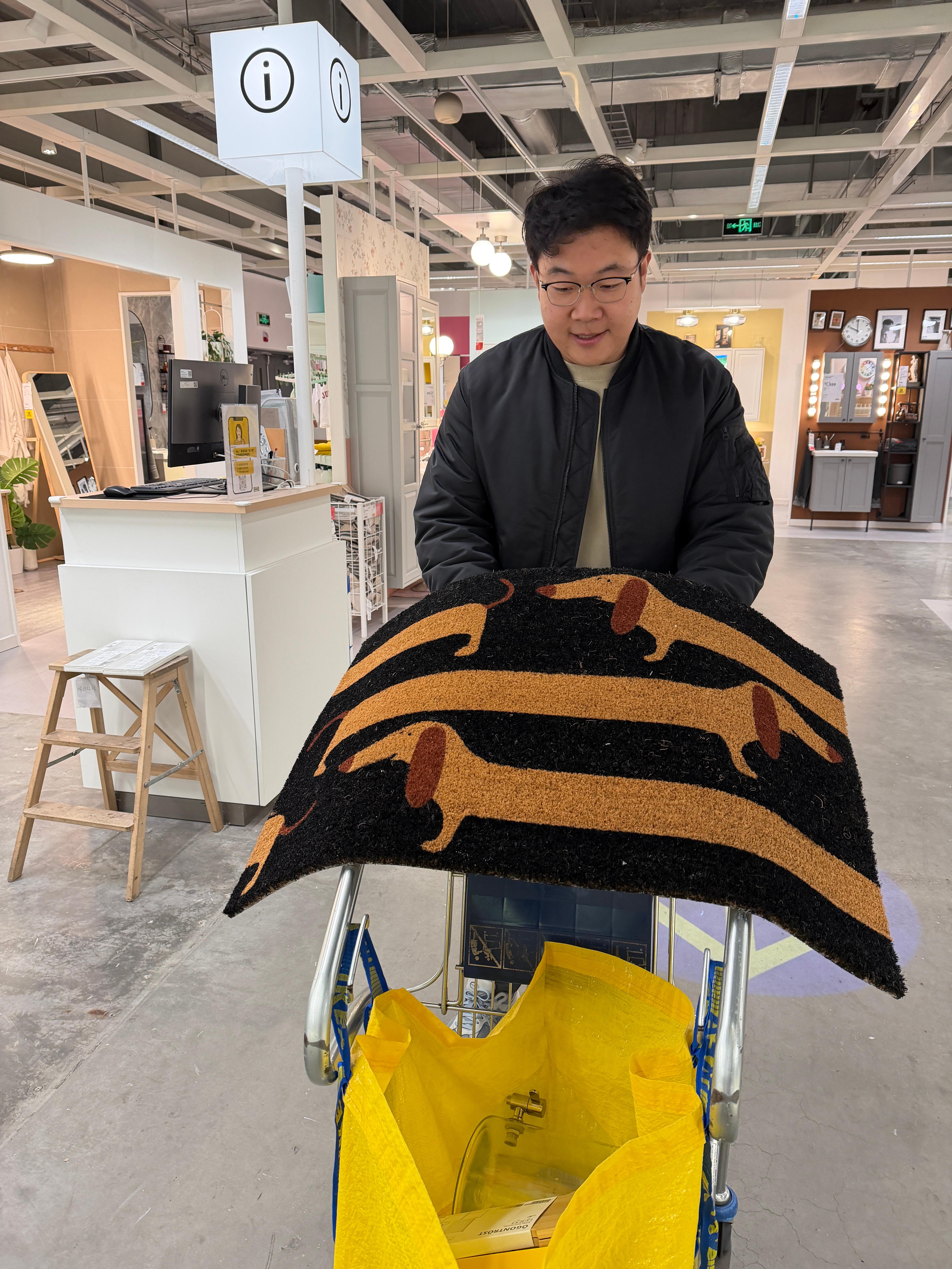 宜家真是一个让人对生活充满希望的地方，今天和小兰一起去买了一个开放式衣架用来放冬