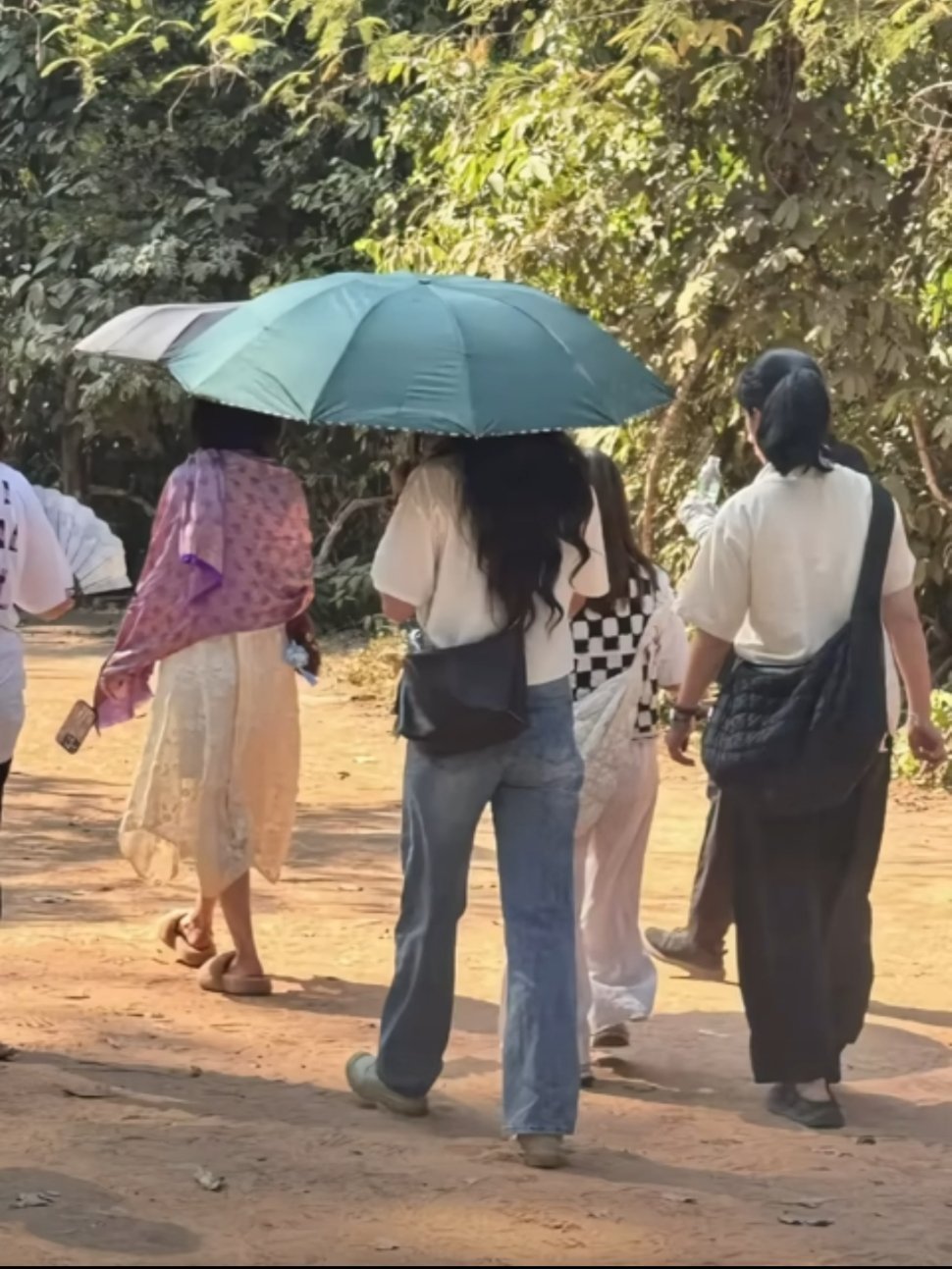 孟子义柬埔寨路透 网友柬埔寨偶遇孟子义！身边跟着许多工作人员，安全很有保障啦～[