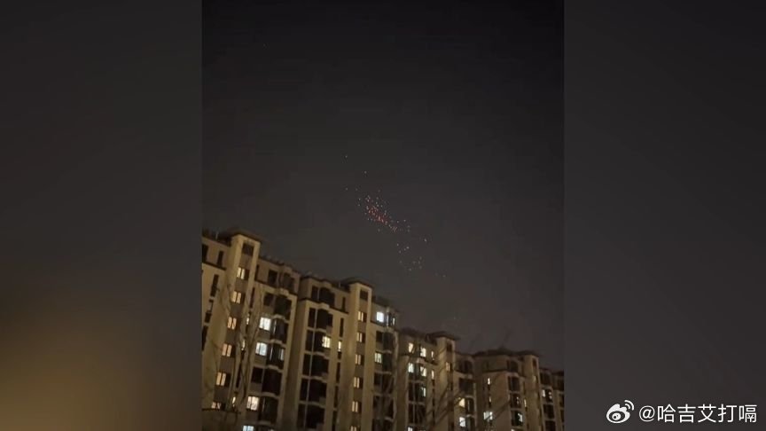 凤凰新闻【3月7日在以中国工友拍到伊朗导弹向雨点般砸向以，以毫无拦截迹象】3月7