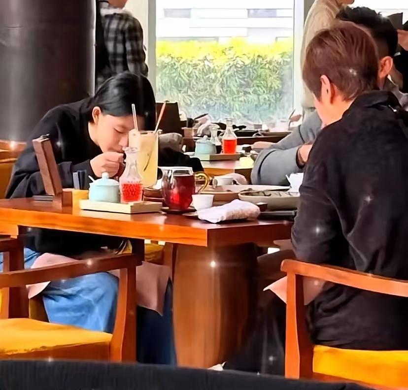 她把那个粉色头发街头吸烟的自己，亲手“杀死”了。
你看到的，是马术课上背挺得笔直