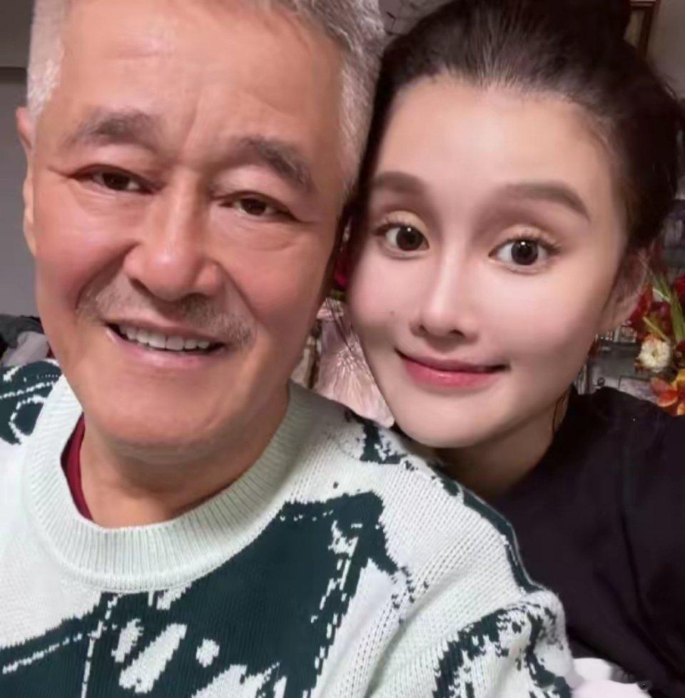 果然姜还是老的辣不信你看68岁的赵本山明明他可以利用自己积累的名气跟女儿球球一起