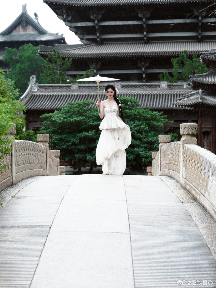 拍成周洁琼这样才可以说神图周洁琼撑油纸伞  周洁琼撑油纸伞，真的仿佛落入人间的仙
