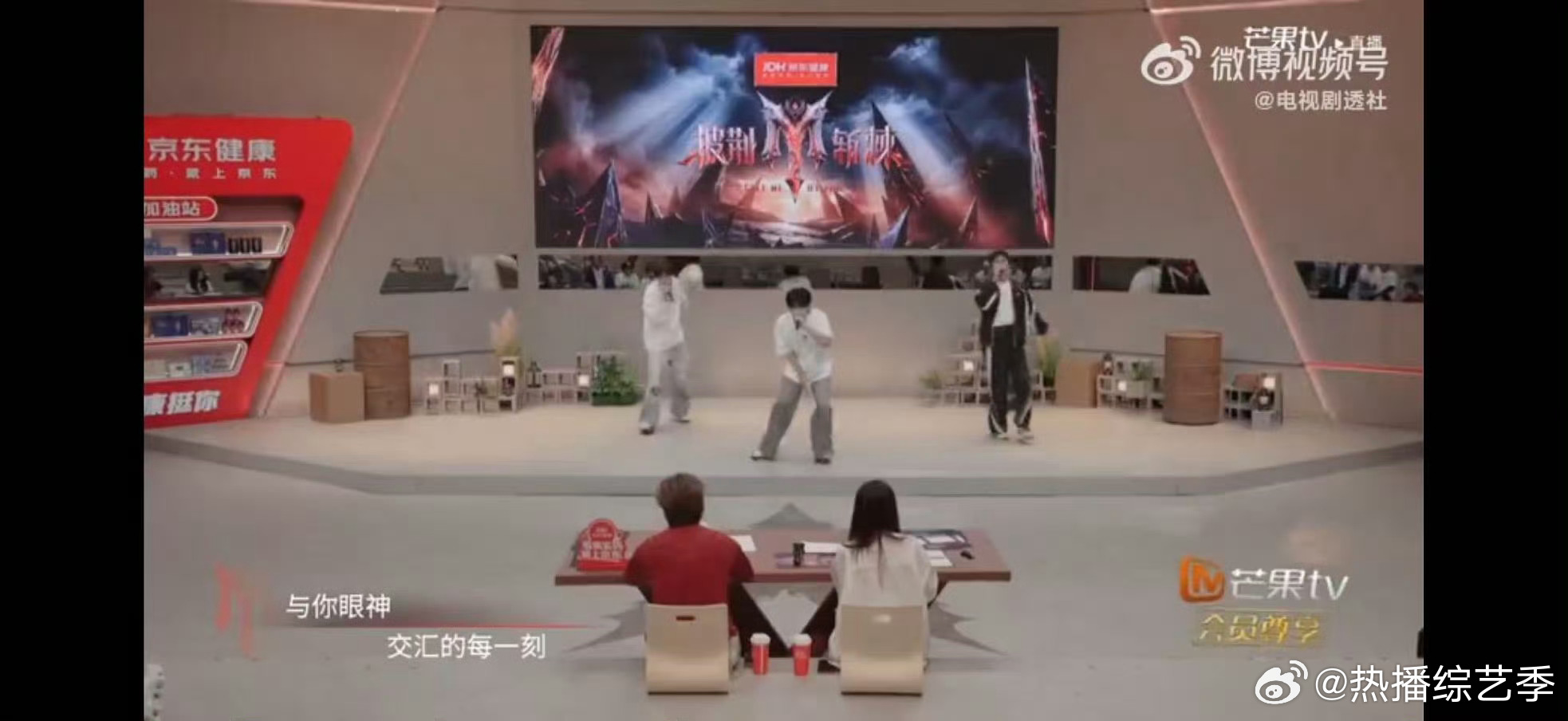 王赫野张彬彬管健嘉晨与小考第一奖状合照王赫野晒二公小考第一奖状王赫野晒出二公小考