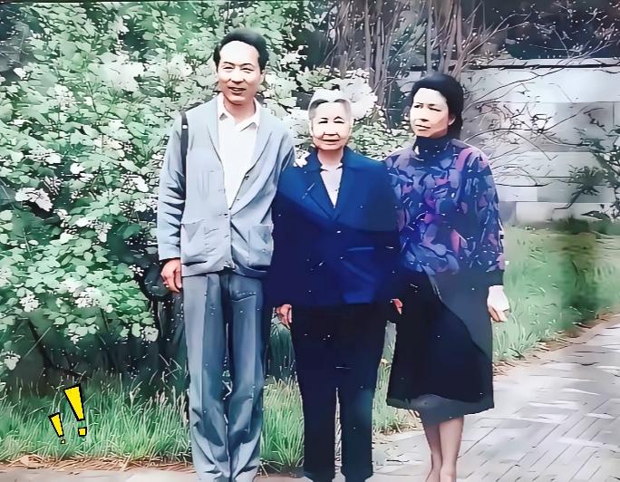估计大半人盯着这张老合照看半天，也叫不出照片里人的名字，阅历浅的根本认不出来。