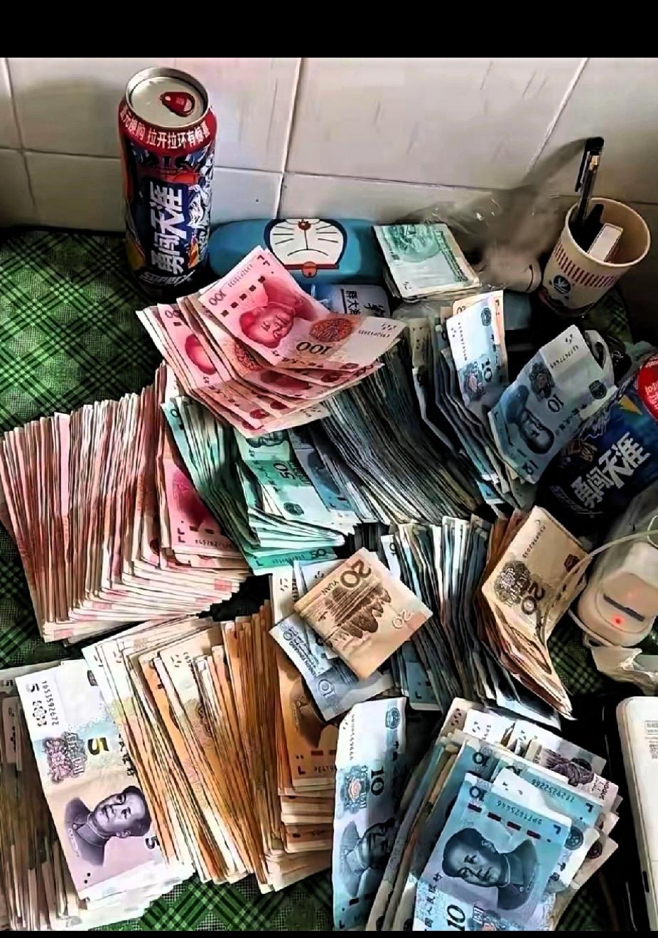 刚刷到一个帖子，一网友爆料自己打工五年，所赚的钱从来都不放银行卡，就这么明晃晃地